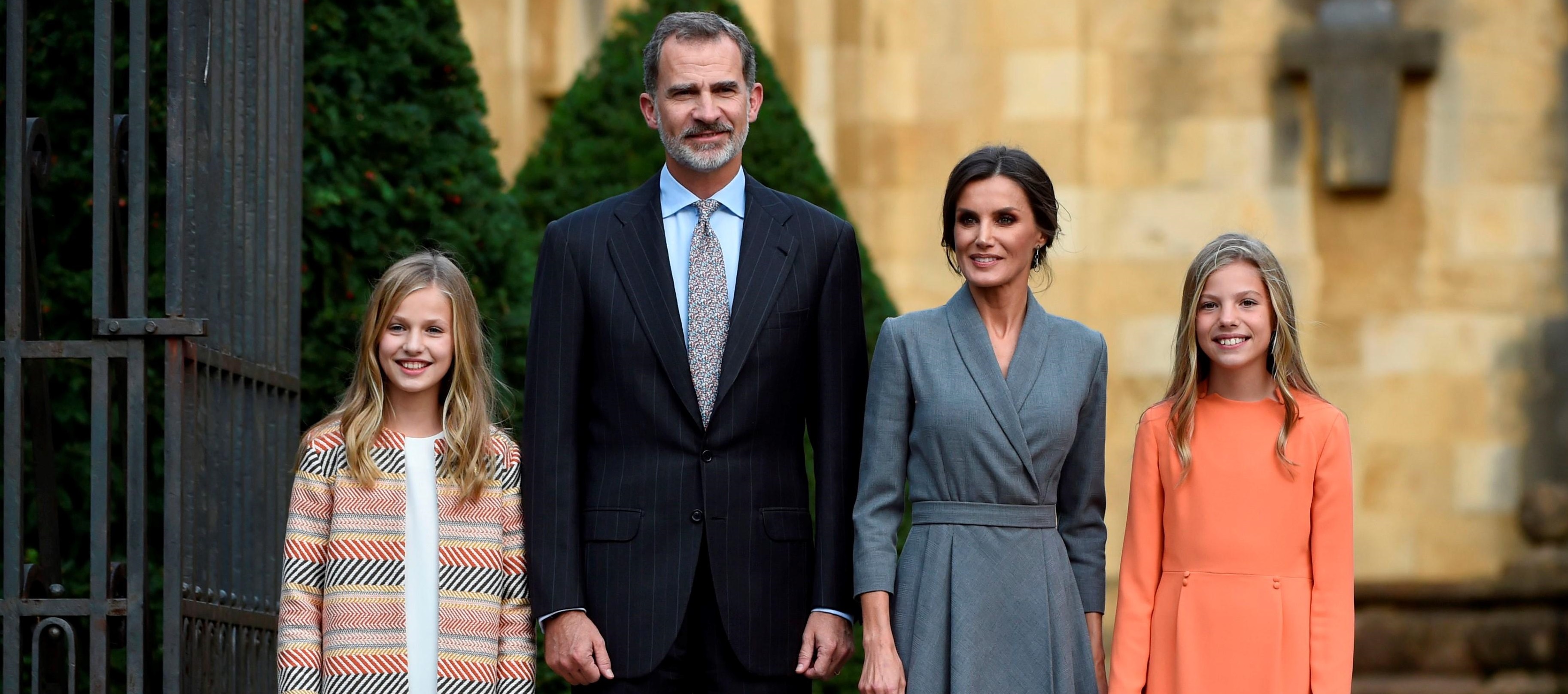 Así pasan los reyes de España y sus hijas la cuarentena: identificarán a más de una familia chilena