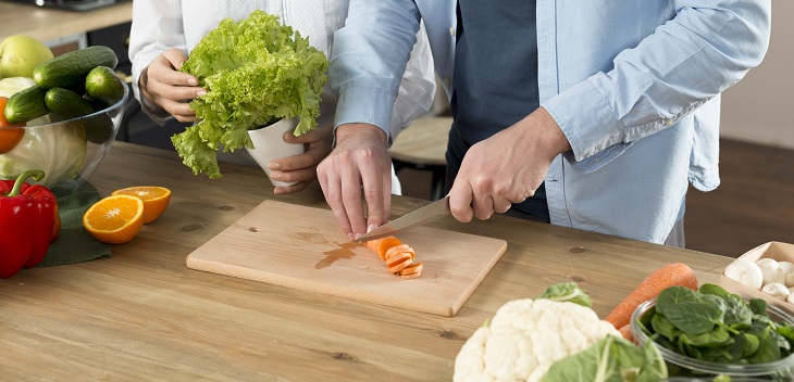 ¿Usas tablas de picar de madera? Esta es la principal razón por la que deberías pensar en desecharla