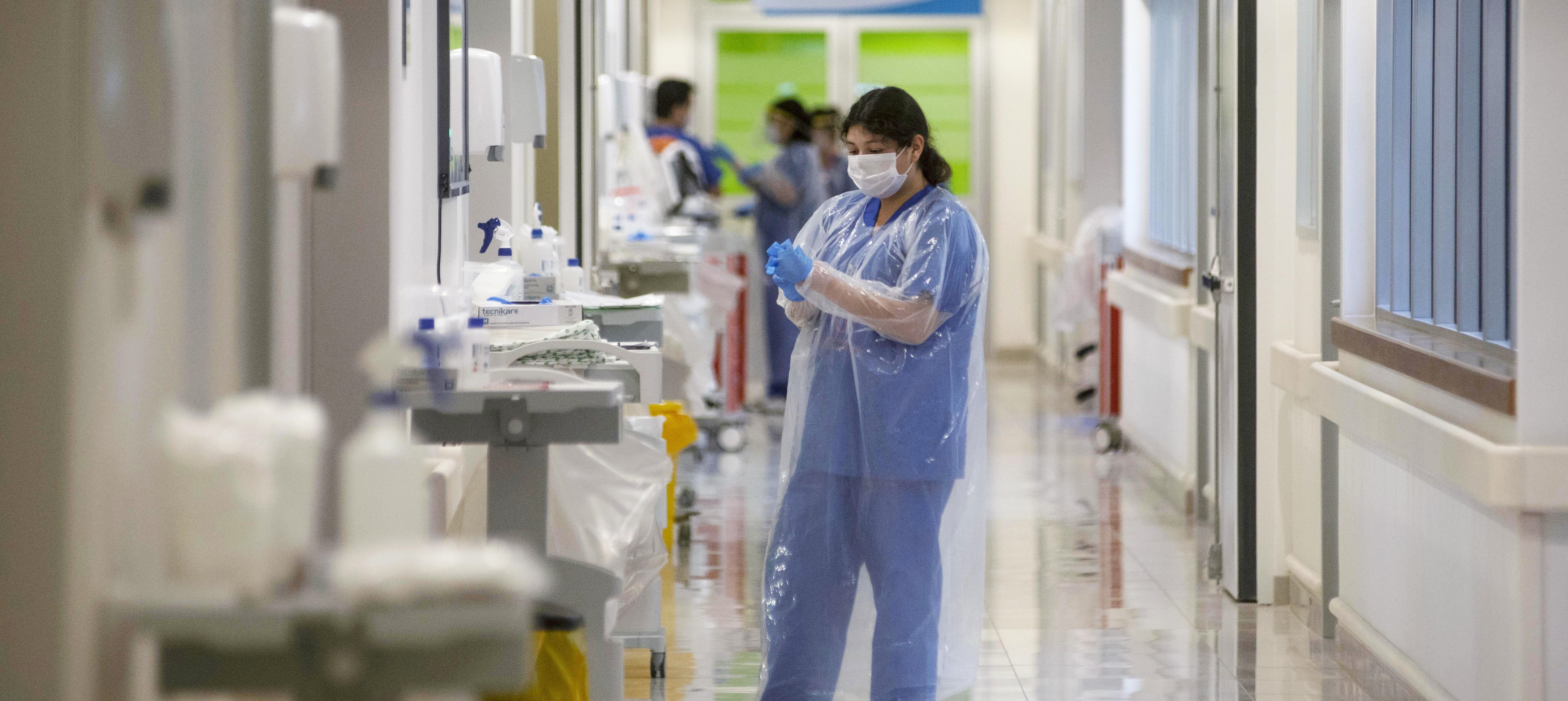 Paciente con COVID-19 se escapó de hospital en Argentina: fue a comprar un cargador de celular