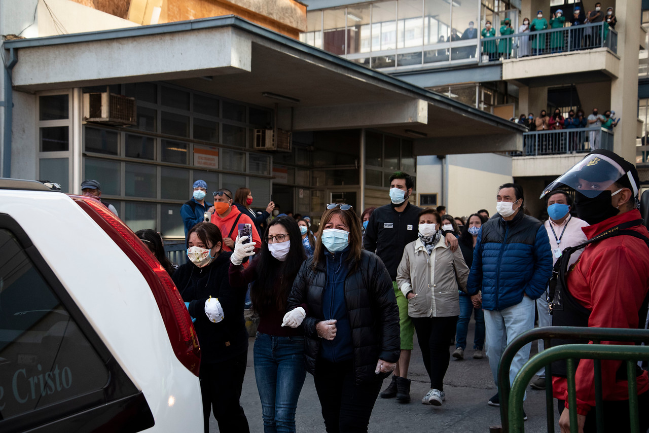 Funcionaria de salud que cuidaba a sus padres con COVID-19 se contagió y falleció: fue homenajeada