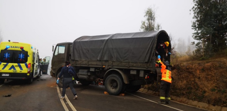 Fatal accidente de camión del Ejército dejó otros 2 jóvenes graves: furgón policial fue testigo