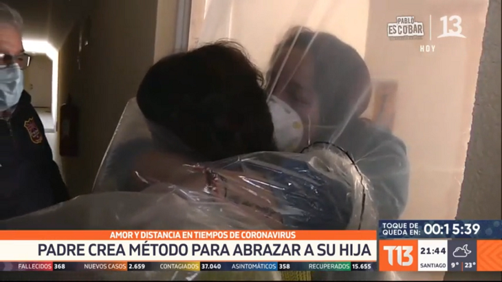 Padre se las ingenió y creo método para abrazar a su hija en pandemia: ocupó madera y un plástico