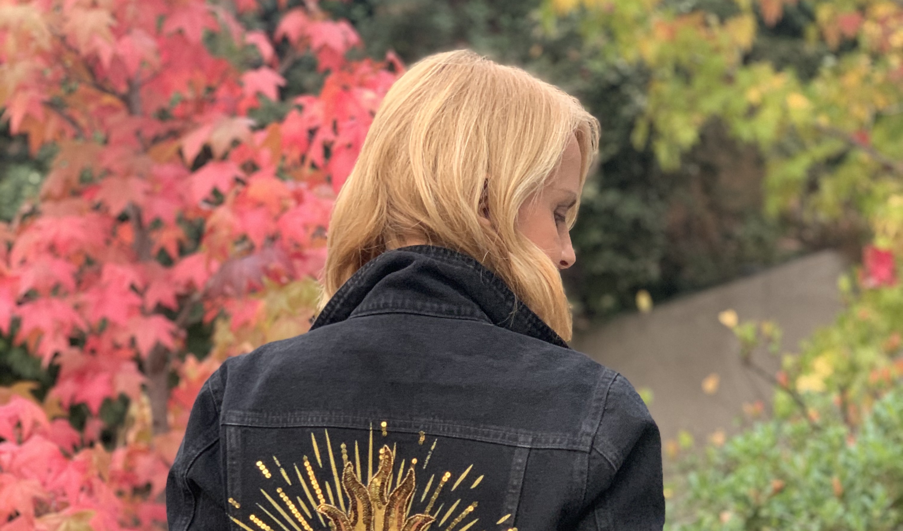 Cecilia Bolocco diseña chaquetas bordadas a mano por mamás de niños con cáncer de Fundación