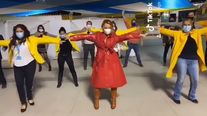 Cathy Barriga se sumó a TikTok y realizó popular coreografía junto a funcionarios municipales