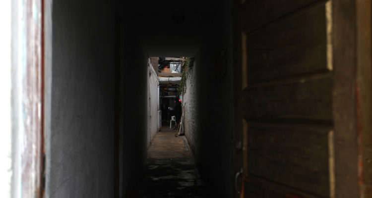 Vecina de cité acusa que casi toda su comunidad tiene síntomas de COVID-19: no acuden a testearlos