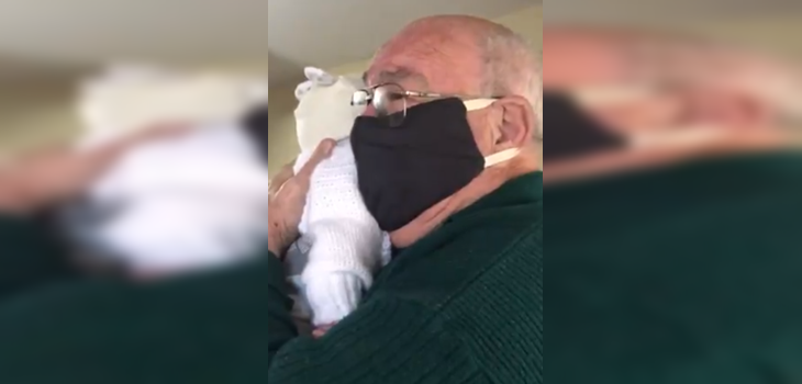 Viral de hombre que conoce a su bisnieto en plena pandemia genera reacciones divididas en redes