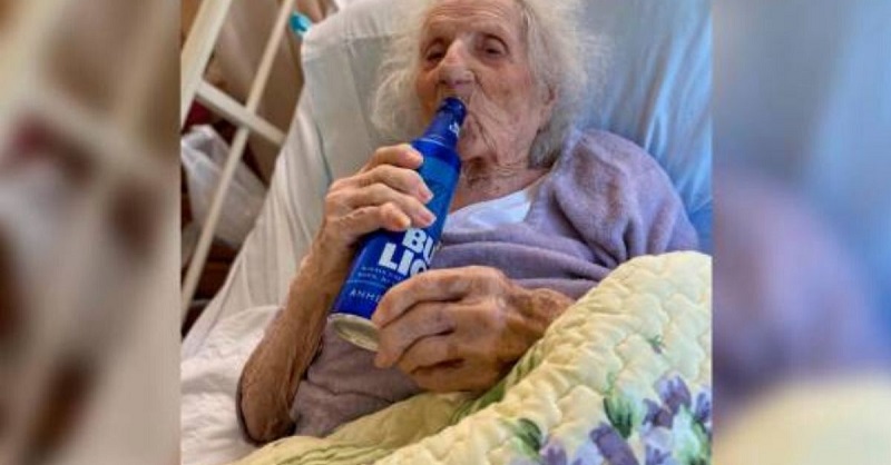 Mujer de 103 años supera el coronavirus y celebra tomándose una cerveza: imagen es viral