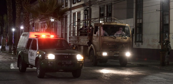 Con examen positivo y en una plazoleta: sorprenden a mujer con coronavirus en Estación Central