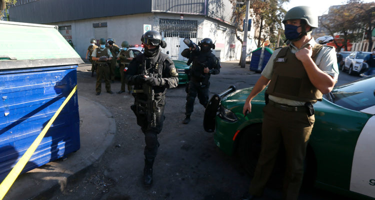 Asaltante logra huir de la policía tras protagonizar toma de rehenes en banco de Independencia
