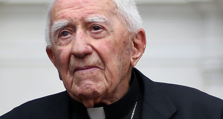 Hospitalizan a sacerdote Bernardino Piñera por brote de coronavirus en hogar donde reside