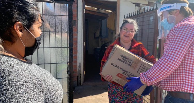 Diputado chillanejo reparte cajas de comida con su foto