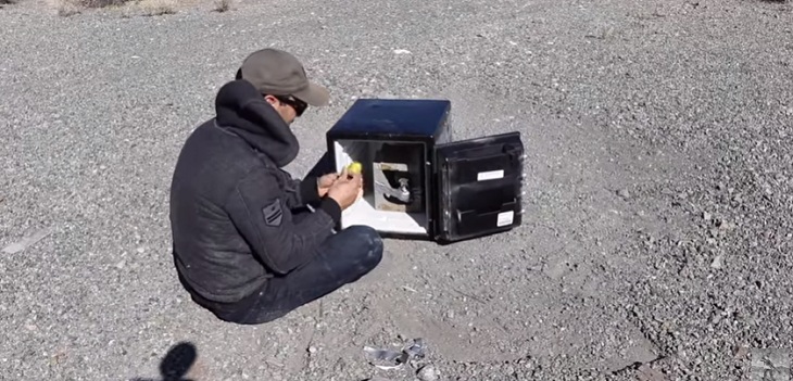 Youtuber detonó una granada de guerra dentro de una caja fuerte de acero: resultado es viral