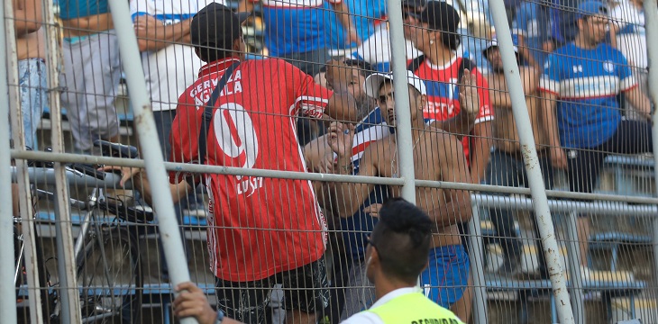 Conmebol castiga con millonaria multa a Colo Colo y UC por incidentes en la Copa Libertadores