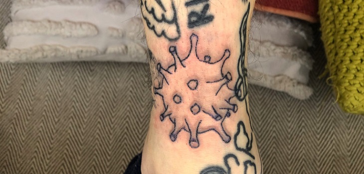 Tiene más de mil: británico se tatúa todos los días para sobrellevar la cuarentena