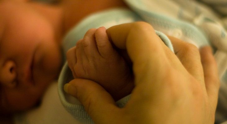 Recién nacida da positivo a COVID-19 en comuna de Los Andes tras ser atendida por matrona en su casa