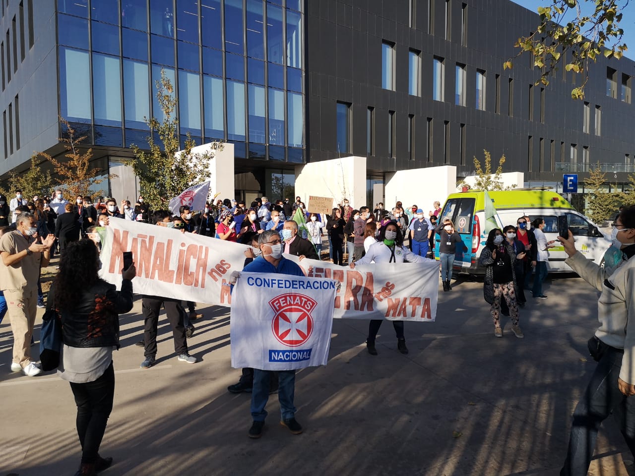 Denuncian que paciente del H. Félix Bulnes murió tras abrir puerta de su pieza y caer varios pisos