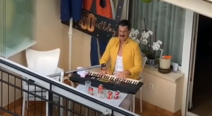 Hombre que imita Freddie Mercury la rompe con sus hilarantes videos desde su balcón