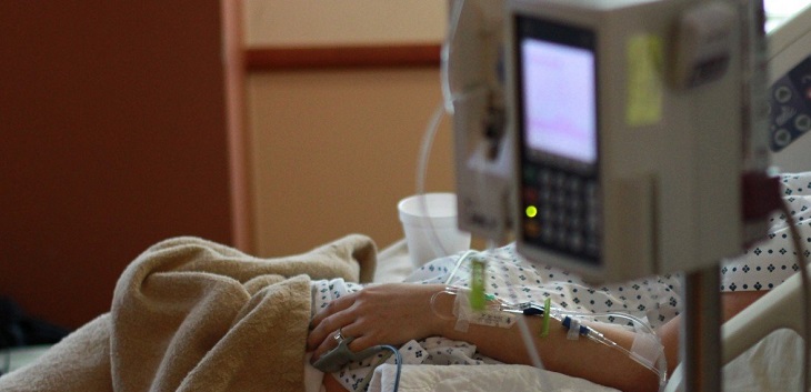 Aseguró que el COVID-19 era un invento y ahora su esposa lucha por su vida tras contraer el virus