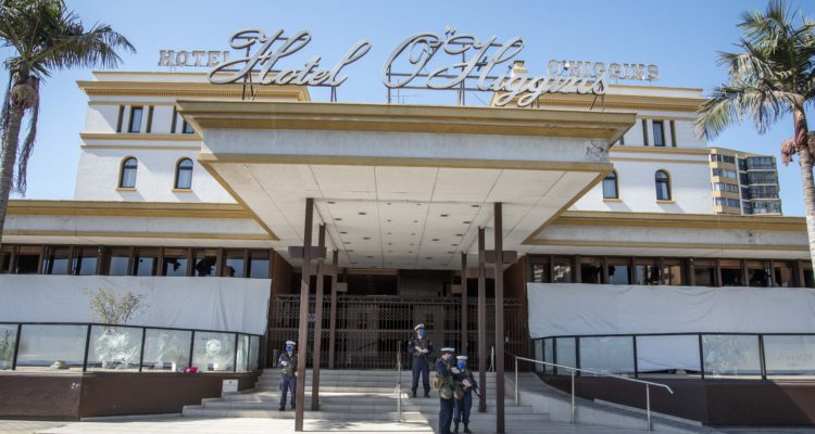 Sorprenden a paciente sospechoso de COVID-19 escupiendo a transeúnte desde Hotel O’Higgins