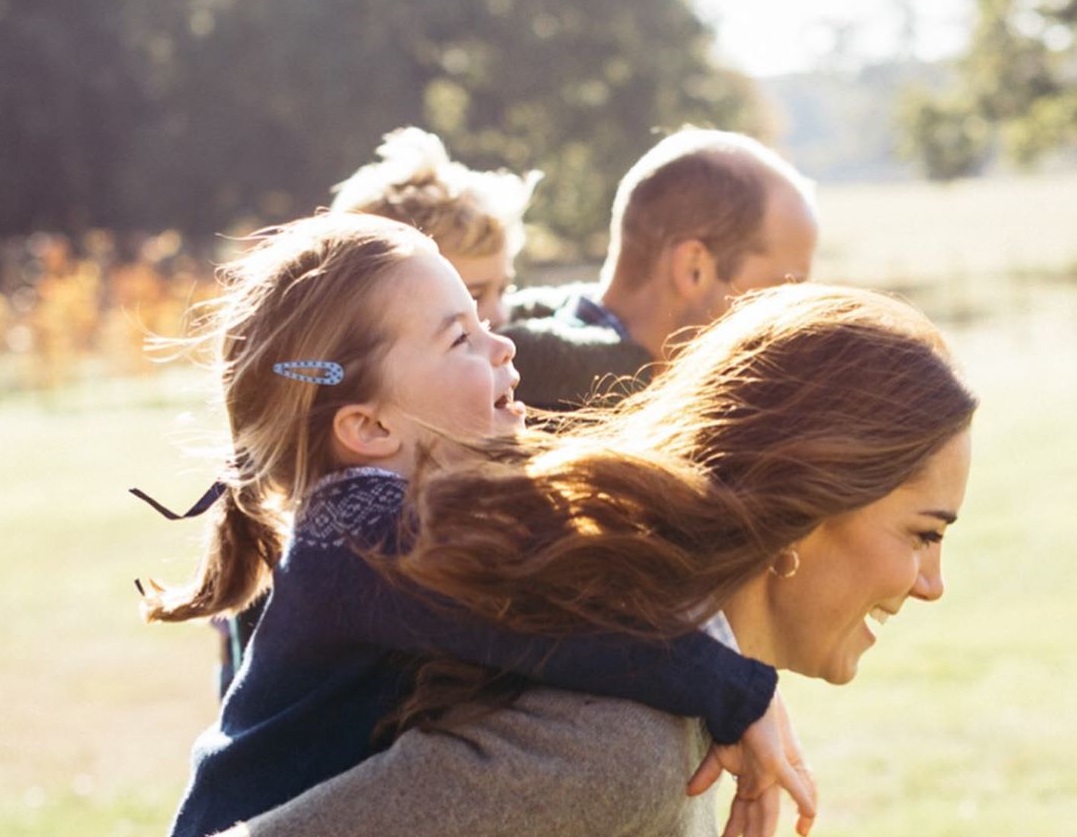 Comparten fotos inéditas de la princesa Charlotte: cumplió 5 años y lo celebró como voluntaria