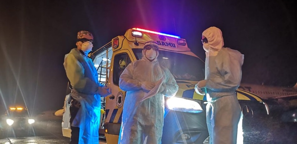 Comienza el traslado: dos pacientes con COVID-19 arriban desde región Metropolitana al Bío Bío