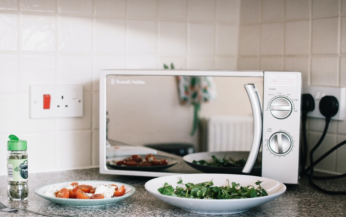 ¿Con qué frecuencia y cómo deberíamos limpiar el microondas?