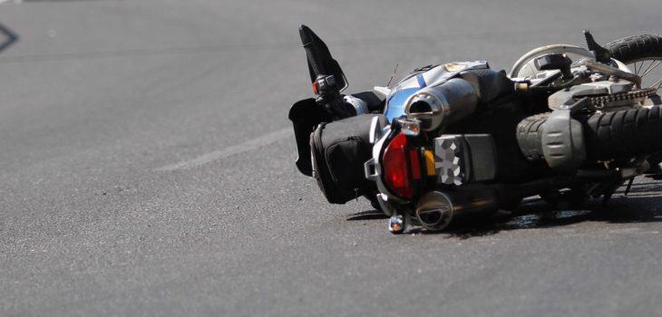 Motociclista se accidentó en La Reina y terminó detenido por robo: una turba intentó rescatarlo