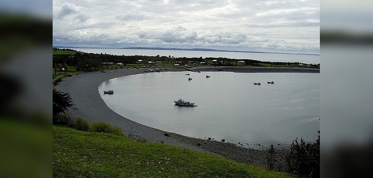 Cuerpo de anciano pasó 34 horas en muelle de isla en Calbuco por tardía autorización para retirarlo