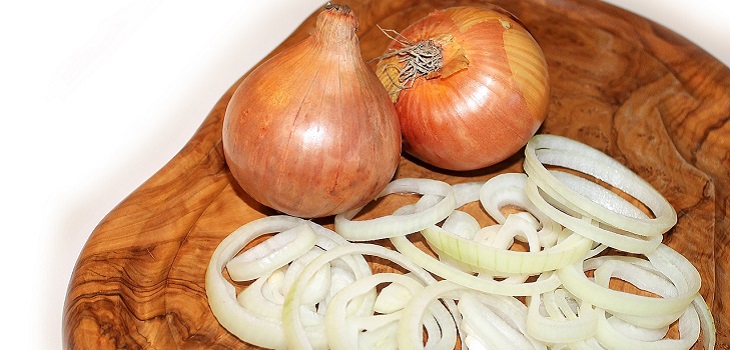 Los cuatro usos que le puedes dar a la capas de cebolla para que no terminen en la basura