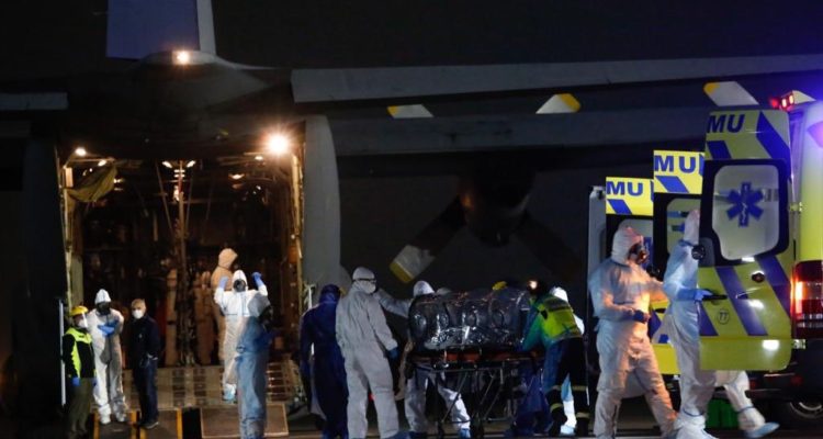 Llegan al Bío Bío los tres pacientes derivados desde Santiago para recibir tratamiento por COVID-19