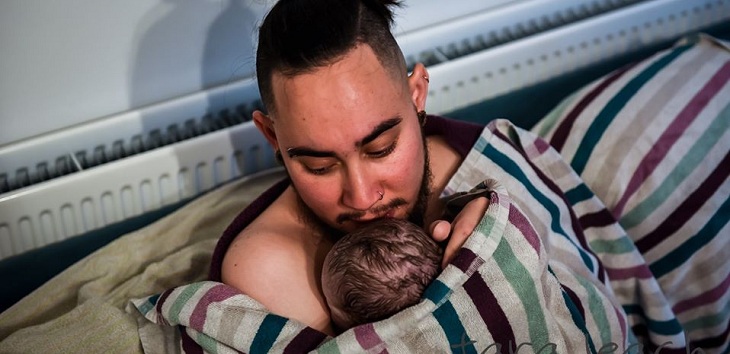 Padre trans dio a luz en el agua a su tercer hijo y compartió fotos: busca inspirar a otros hombres