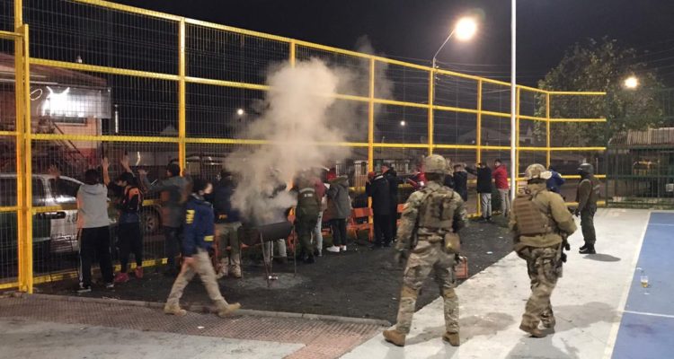 Un asado en una multicancha: 15 personas detenidas en Coronel por celebración en toque de queda