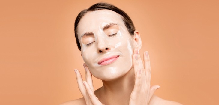 Los cuatro pasos infaltables en tu rutina para tener una piel sana y bella, según dermatóloga