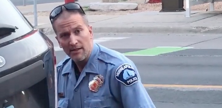 Detienen a Derek Chauvin, policía que asfixió a afroamericano con su rodilla: lo acusan de asesinato