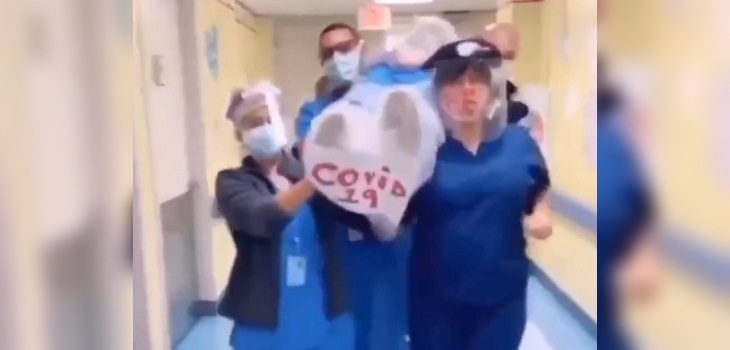 Polémica en redes por video de enfermeros haciendo baile del ataúd con supuesto muerto por COVID-19