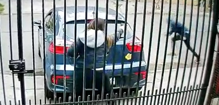 Subinspectora PDI frustra a tiros portonazo en su contra en Maipú: asaltantes se dieron a la fuga