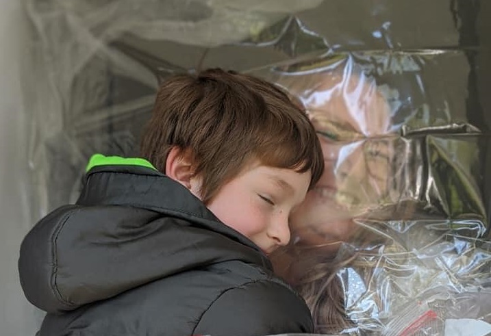 Profesora de Indiana tuvo ingeniosa idea para poder abrazar a sus alumnos de forma segura