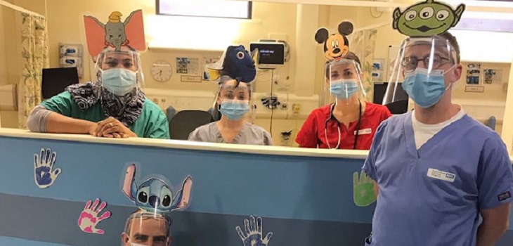 Para alegrar a pacientes: funcionarios de salud ocupan protectores faciales con personajes de Disney