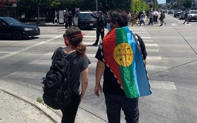 Hasta con bandera mapuche: masiva protesta por asesinato de George Floyd en California
