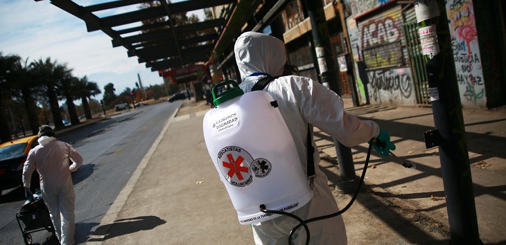 OMS asegura que rociar las calles con desinfectante es 