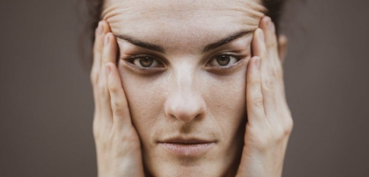 El sencillo truco (científicamente probado) para evitar tocarse la cara en tiempos de pandemia