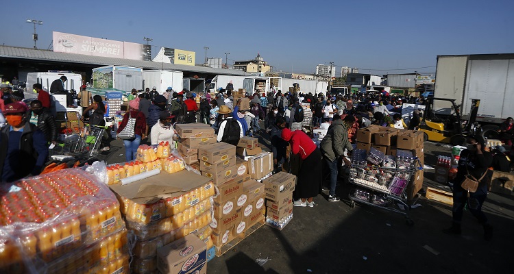 Uso de mascarillas y prioridad a adultos mayores: así funcionará La Vega Central durante cuarentena