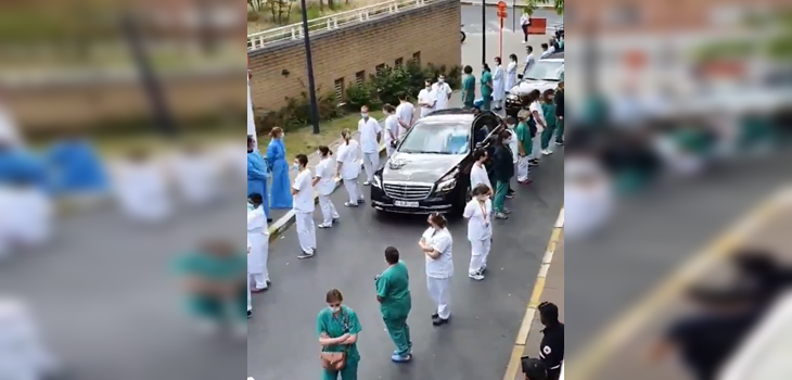 Personal de salud de hospital de Bélgica le 'da la espalda' a primera ministra: momento es viral