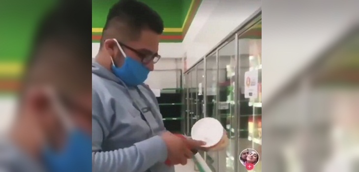 Hombre probó helado con el dedo en un supermercado y lo devolvió a la máquina: generó indignación