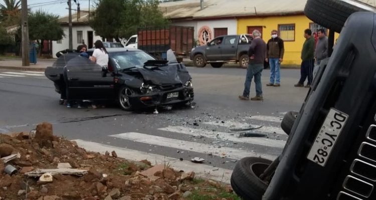Mujer con COVID-19 violó cuarentena y se accidentó: aislados 11 bomberos, 7 carabineros y 4 de SAMU
