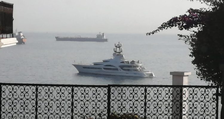 Magnate ruso llega a Valparaíso en lujoso yate con 30 pasajeros: se mantendría hasta fines de mayo
