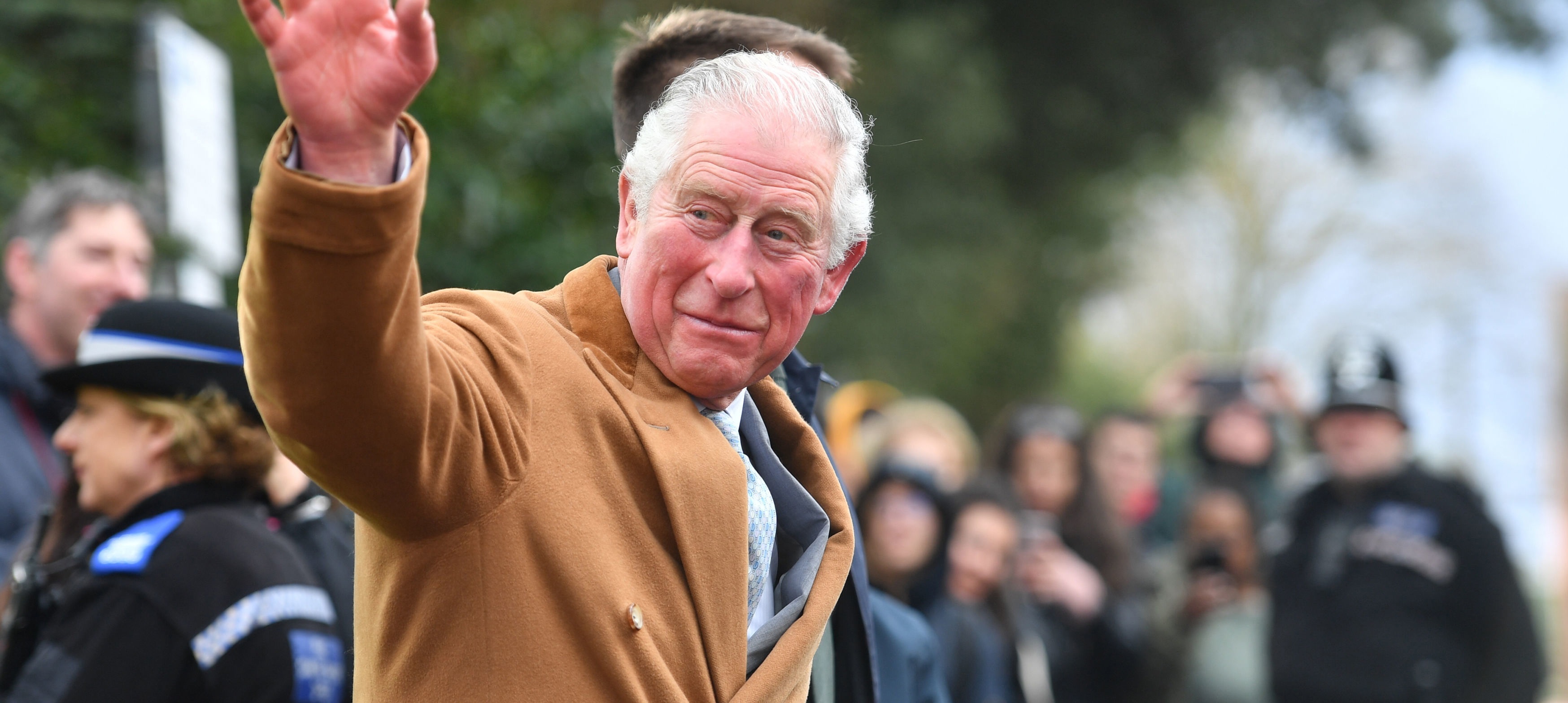Príncipe Carlos genera preocupación tras viralización de foto que captó el estado de sus manos
