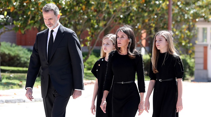 Los atuendos de luto de la princesa Leonor e infanta Sofía durante el minuto de silencio en España