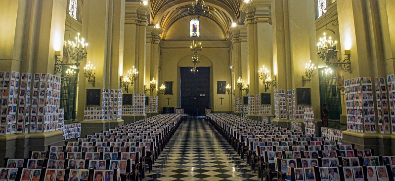 Estremecedor: realizan misa en catedral de Lima sólo con fotos de 6.500 muertos por COVID-19 en Perú