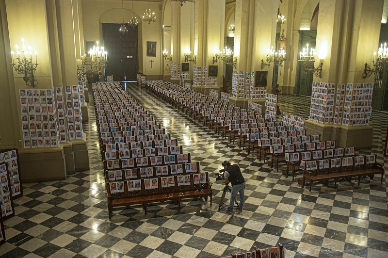 realizan misa en catedral de Lima sólo con fotos de 6.500 muertos por COVID-19 en Perú